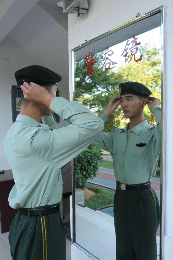 新战士黄恺轩在警容镜前检查仪容.摄影:陆威克