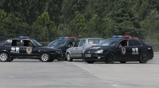 排爆作业 警匪大片中的一个经典场景,就是警车与匪车上演极速追击