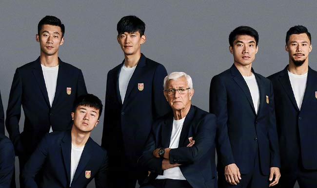 官方发布国足西装大合照 里皮携弟子帅气出镜