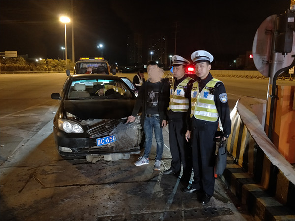 电击器 2016 年 2 月 21 日厦门机场安检人员查获口红电击器,旅客及