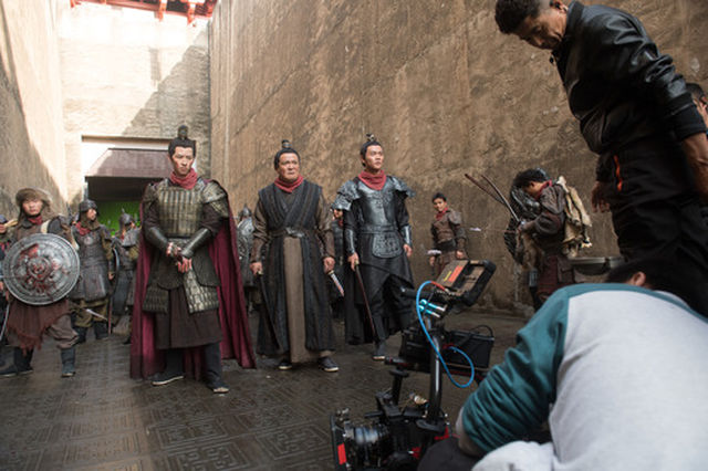 图为12月3日,某剧组在横店影视城进行影视剧拍摄.新华社记者翁忻旸摄