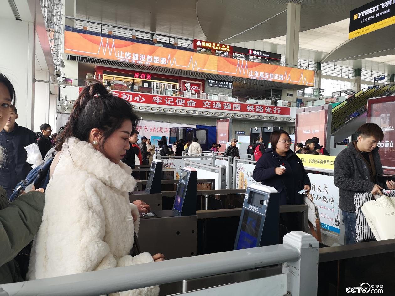 1月21日上午,成都东站旅客刷脸进站(何川 摄)