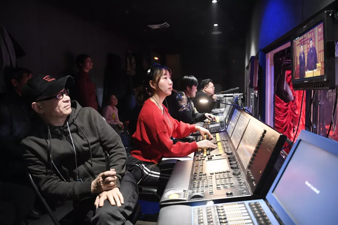 哒哒,惊喜来了! 这里就是 中央广播电视总台 一号演播大厅!