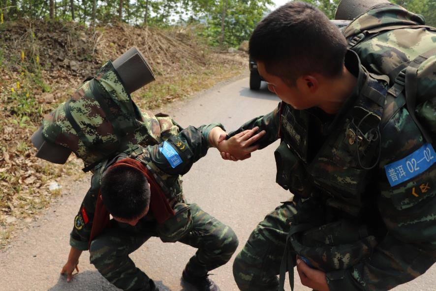 特战队员进行10公里奔袭训练.