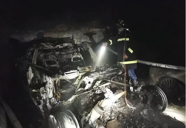 上海一特斯拉汽车发生自燃 初步判定为电池短