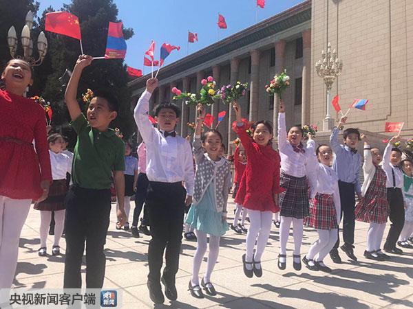 欢迎仪式上的小朋友方阵.(央视记者荆伟拍摄)