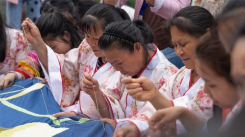 51名绣娘高空玻璃绣国旗 万名游客挥国旗庆五一