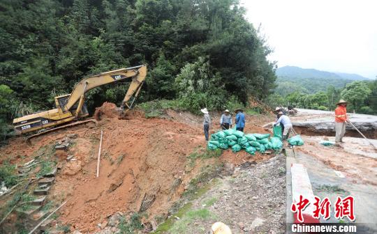 暴雨洪灾致福建连城损失近3.9亿元 民众奋力抗灾自救