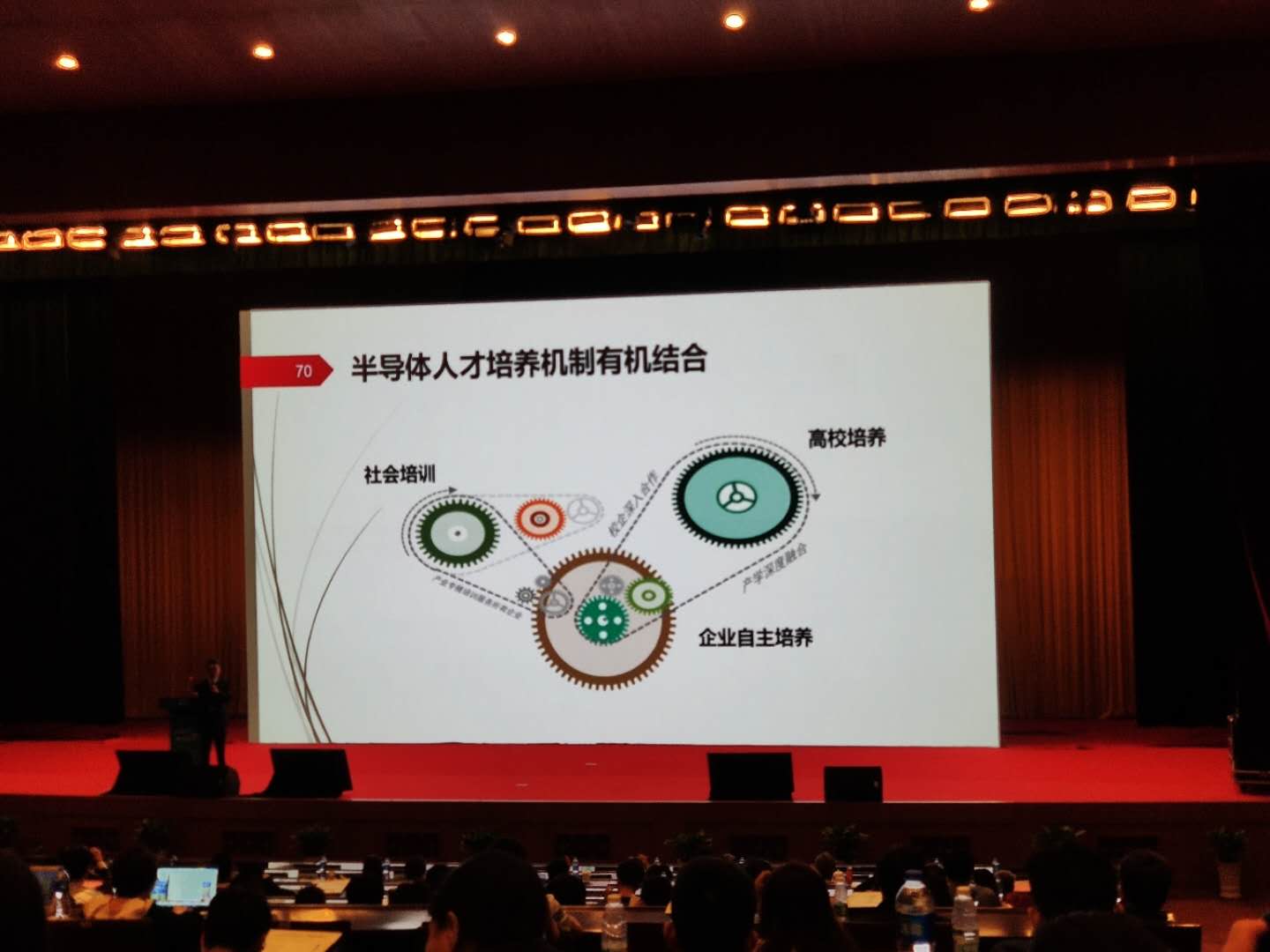 做硬件太苦芯片人才缺口超30万:清华毕业生都转行_新闻频道_央视网(cctv.com)