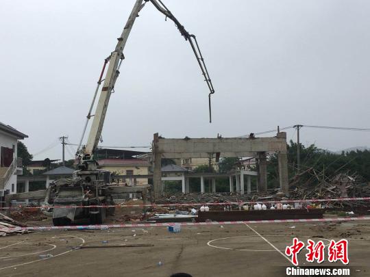 广西南宁一在建舞台垮塌 致3死4伤(图)