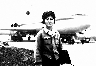 82岁“硬核奶奶”重返蓝天 曾是新中国第2批女飞行员