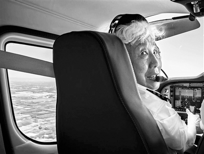 82岁“硬核奶奶”重返蓝天 曾是新中国第2批女飞行员