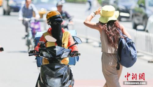 山东24小时连发62条高温预警 内陆沿海又见“冰火两重天”