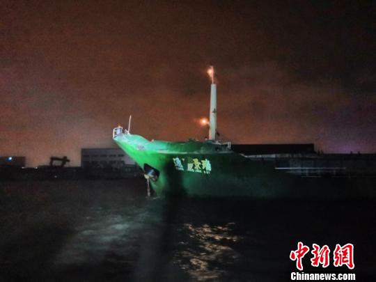 上海两船相撞致一船撞击江边护栏 初步调查结果公布