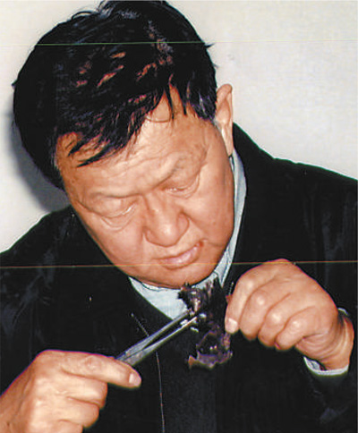 乌国庆生前在工作中。资料图片