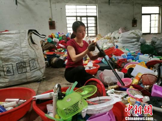 苏州“收废品西施”走红网络 闻味听声给废品分类