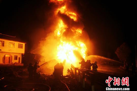 四川广元一载有32吨汽油的罐车侧翻起火爆炸