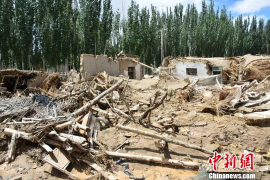 甘肃瓜州暴雨引发洪水致农户受灾：房屋倒塌 道路冲毁