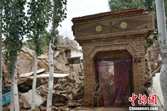甘肃瓜州暴雨引发洪水致农户受灾：房屋倒塌 道路冲毁