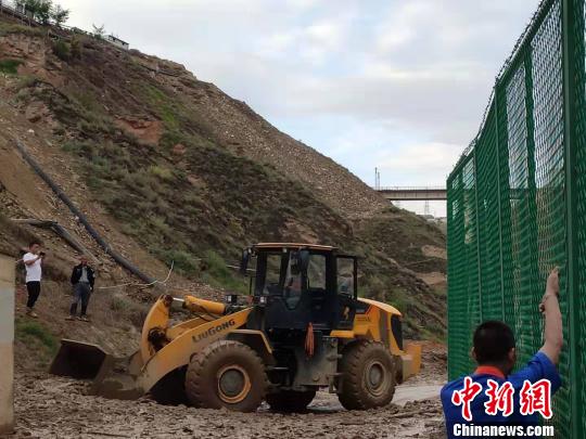 兰州城郊突降暴雨致山体滑坡：道路被埋 车辆受陷