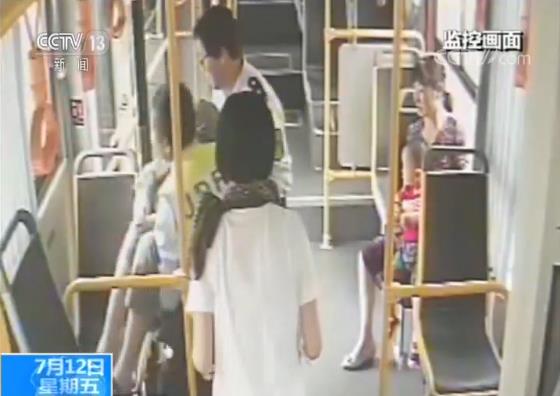 老人公交车突发疾病全身抽搐 众人伸援手转危为安