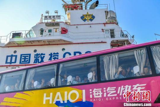 32名南海遇险渔民安返三亚 回忆沉船时刻心有余悸