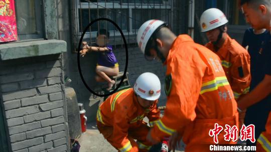 男童被卡窗户防盗网内 消防员结束救援还不见父母