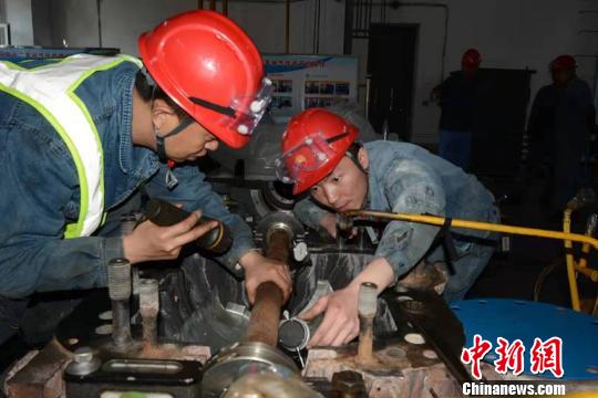 “90后”钳工绝技傍身：维修精度控制在0.01毫米