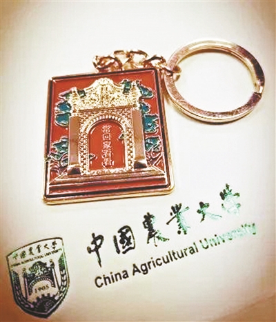 毕业礼物藏深意 最后一课含嘱托