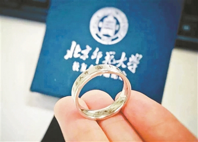 毕业礼物藏深意 最后一课含嘱托