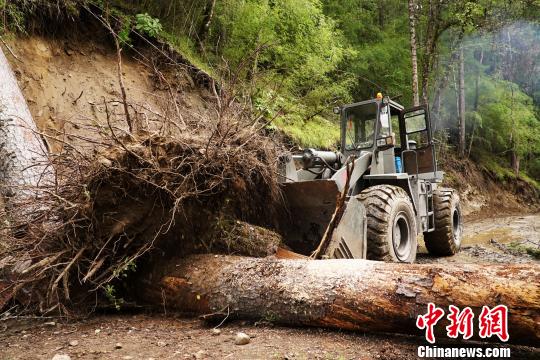 西藏波密山体滑坡阻塞交通 驻藏武警携手当地村民抢通
