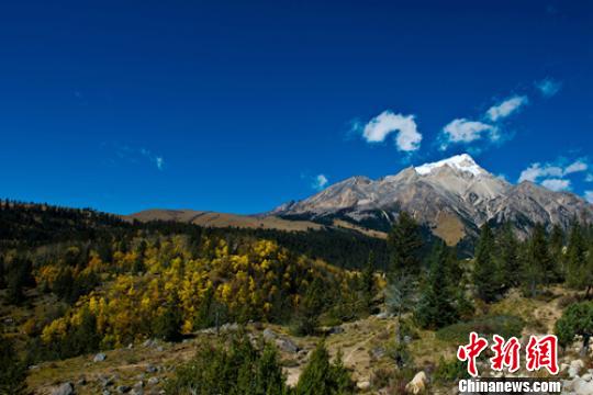 四川格聂神山再现游客非法穿越 景区：必须登记备案