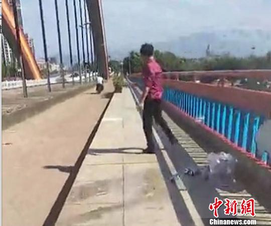 交警锻炼路遇男子跳桥轻生 生死瞬间将其死死抱住救下