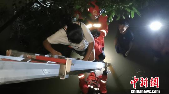 台风“韦帕”袭击广西防城港致多处内涝 17人被困