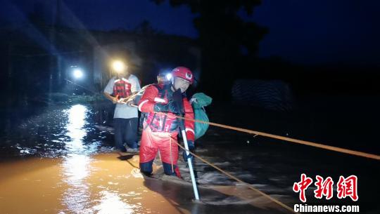 ＂韦帕＂夜袭广西防城港上思县致强降雨 消防员彻夜救援
