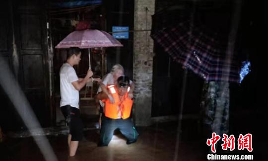 四川马边暴雨4人意外落水失踪 工作组已抵达