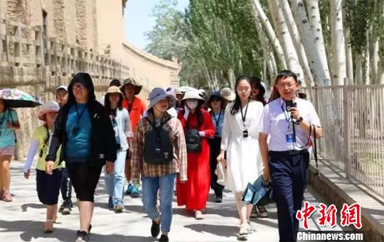敦煌莫高窟暑期客流激增逼承载极限 官方吁“错峰出游”