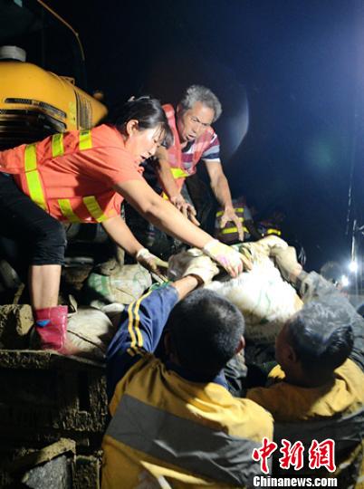 四川甘洛再现强降雨道路中断 抢险仍在紧张进行