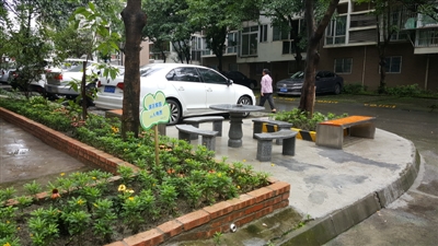 增建的绿化带提升了小区的品质