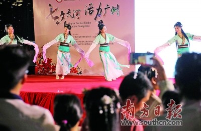 七夕广东＂领证热＂：＂从此人生又多了一本国家级证书＂