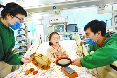 手术车是什么儿童医院温情多：开“汽车”去手术 “袋鼠妈”育宝宝_https://www.jmylbn.com_新闻资讯_第2张