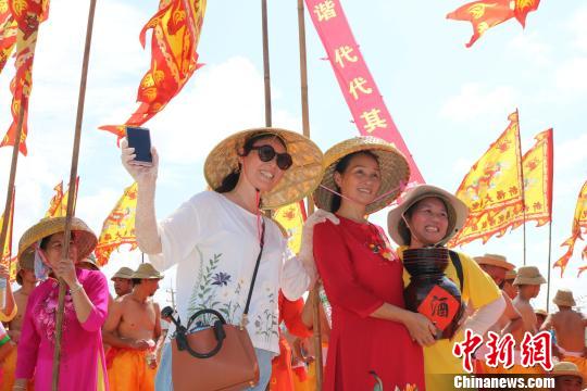 南海三个半月伏季休渔结束 广西沿海渔港恢复一派繁忙