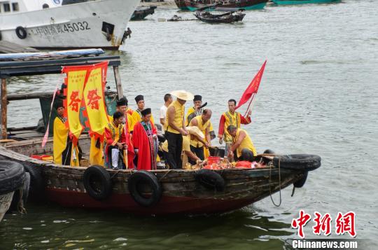 南海三个半月伏季休渔结束 广西沿海渔港恢复一派繁忙