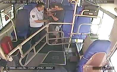 重庆：女孩公交车上走失 司机悉心守护