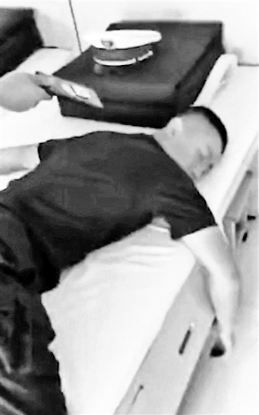 因战友开玩笑 被警铃“惊醒”消防员视频感动网友