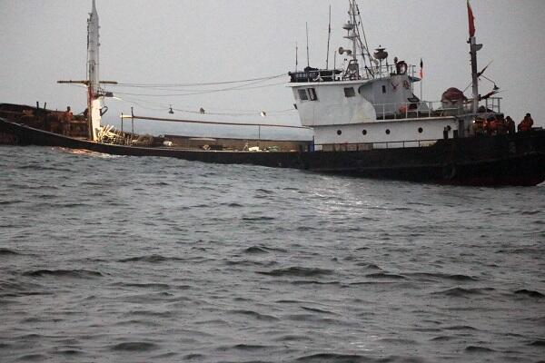 舟山渔船撞上山体 凌晨4点海上大营救13名船员全部获救