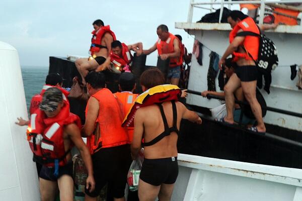 舟山渔船撞上山体 凌晨4点海上大营救13名船员全部获救