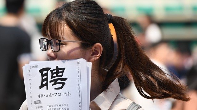 不贩卖焦虑，35岁的中年人都不配上热搜？