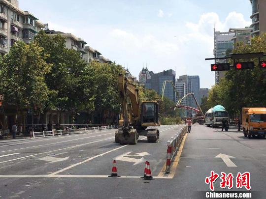 杭州市区一道路发生路面塌陷 暂未发现人员伤亡