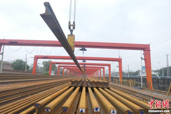 高铁钢轨生产线探秘：火车“哐当”声是如何消失的？